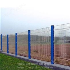 工厂防护网 铁丝网浸塑钢丝网 仁久桃型柱护栏桃型护栏网厂家