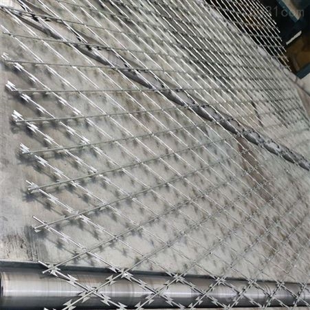 西润304 焊接刀刺型隔离网浸塑喷塑刀片刺网价格