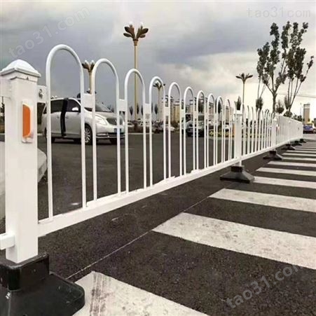 道路护栏隔离栏公路马路城市市政隔离移动围栏锌钢交通设施防护栏
